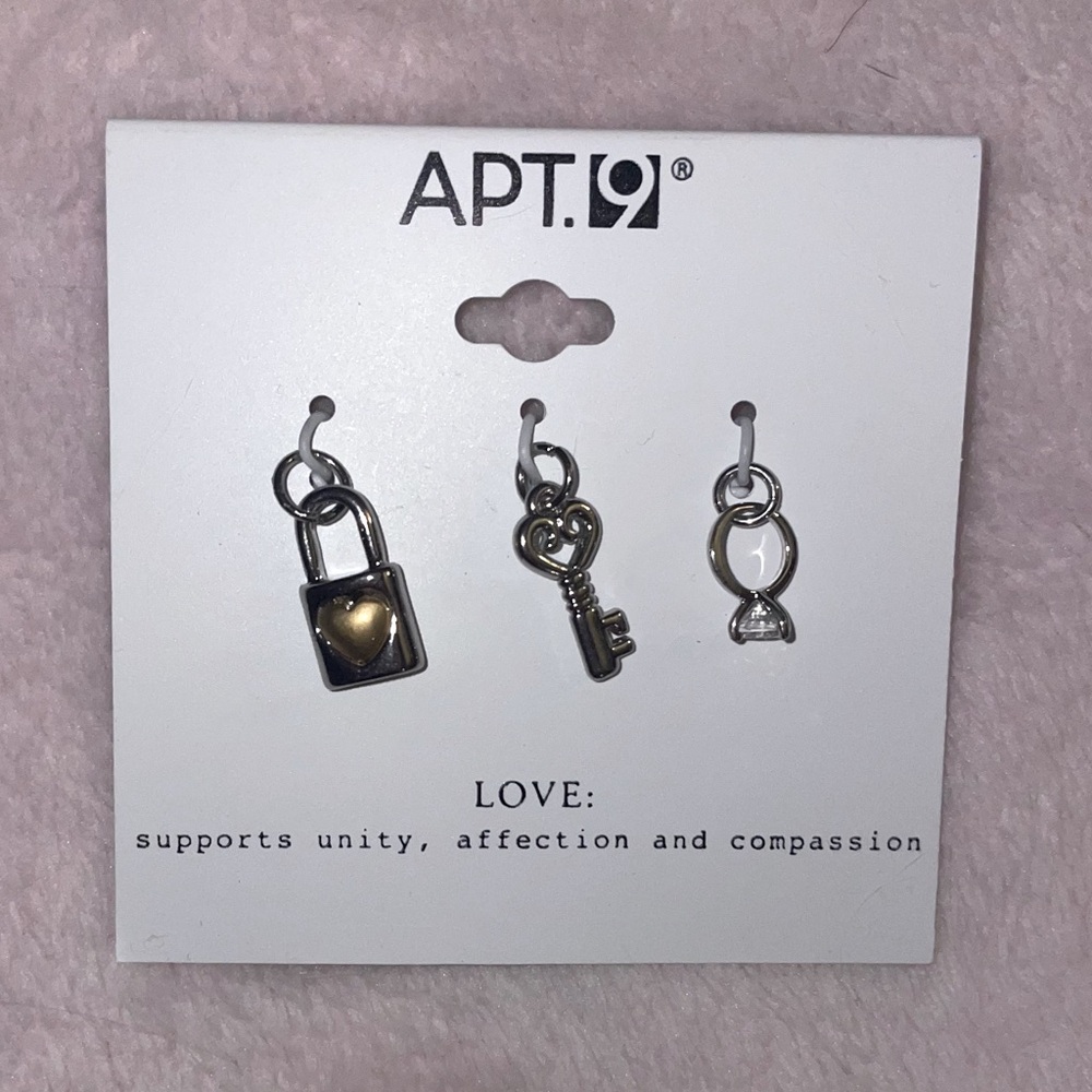 🆓 | Apt 9 Lock, Key & Ring Love • Jewelry Charms